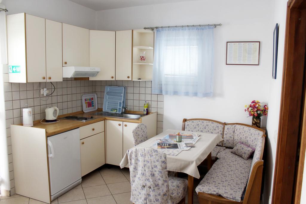 Apartments Petric Makarska Bagian luar foto