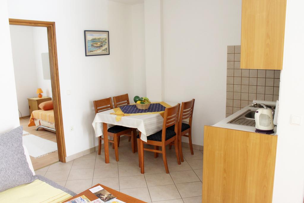 Apartments Petric Makarska Bagian luar foto